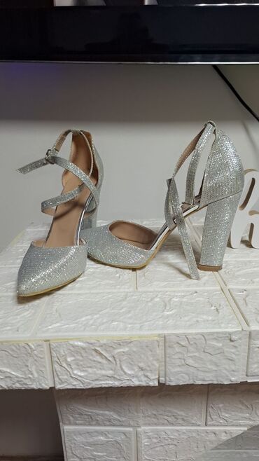 haljinica srebrno sa blago lamiranim delovima: Sandale, Size: 40