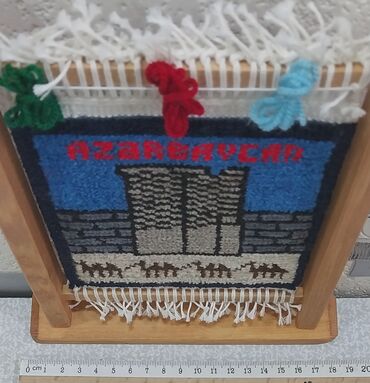 Hədiyyələr: Xalça toxuculuq dəsti – Azərbaycan motivli, əl işidir. Dəstdə ağacdan — 9