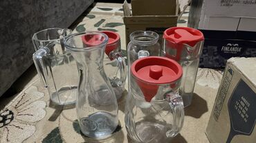 Посуда: Предлагается набор различной посуды, включающий круглые и квадратные — 9