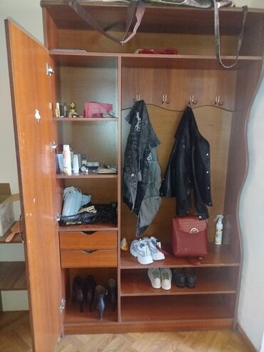 бу наборы ключей: Кире бериш үчүн шкаф, Колдонулган, Күзгүсү менен
