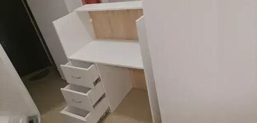 Ostali nameštaj: Pult 8 Materijal: Izrađuje se od univera debljine 18mm u beloj boji — 8