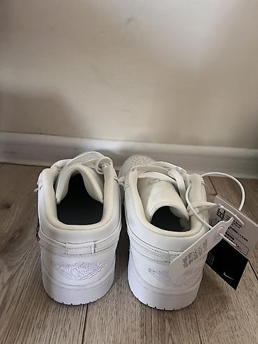 Спорттук бут кийим: Эркектердин кроссовкасы, 38.5, Air Jordan, Жаңы, түсү - Ак, Өзү алып кетүү, Акылуу жеткирүү — 1