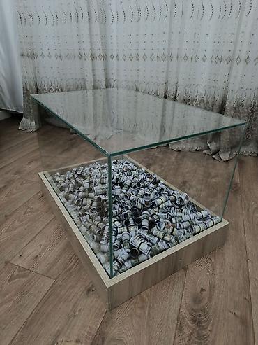 ucuz vitrin: Şüşə vitrin/masası – dekorativ “pul rulonları” ilə - Material: qalın — 9