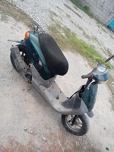 скутер ондоо: Скутер 50 см³ (ориентировочно, класс Honda/Dio) зеленого цвета. ЗАДНЕЕ — 3