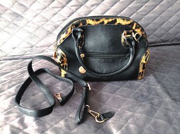черная сумочка: Женская сумочка. Удобный размер, хорошее качество. Продам за 500