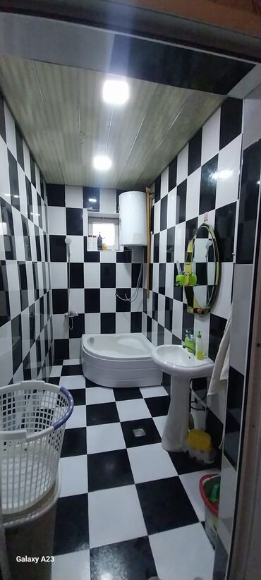 Həyət evləri və villaların satışı: Satılır: həyət evi - Geniş, hasarlı həyət: dəmir darvaza, betonlanmış — 4