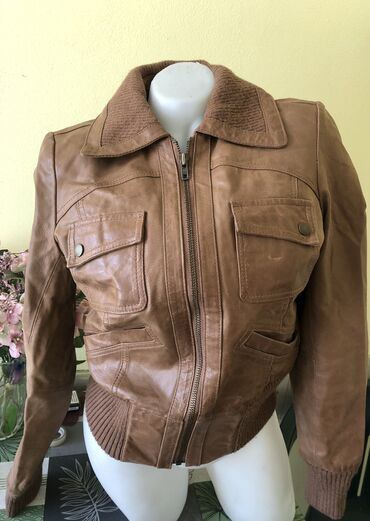 ženske kožne jakne sa krznom: Vero moda jakna S
Prelepa i uz sve boje uklopiva kožna jakna vel S
