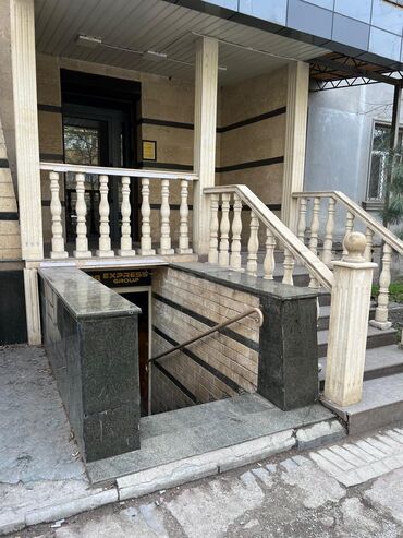 продаю офис 107 м² с ремонтом с мебелью административное здание 1 этаж: Сатам Офистик 43 кв. м, Ремонту бар, Эмерексиз, Көп кабаттуу имарат, 1 кабат