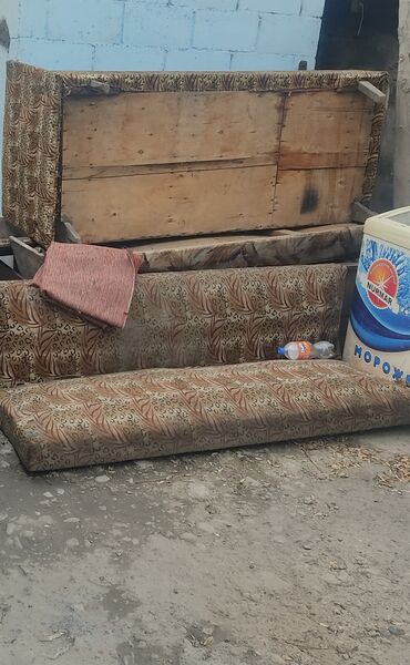 старый диван: Отдам даром старый диван 2 шт