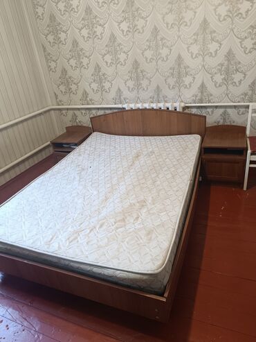 кровать двуспальная дерево: Двуспальная кровать из дерева с матрасом, выполненная в классическом