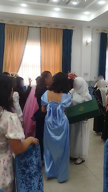 Көйнөктөр: Кече көйнөгү, Классикалык, Узун модель, Атлас, Жеңдери жок, Далысы ачык, XS — 4