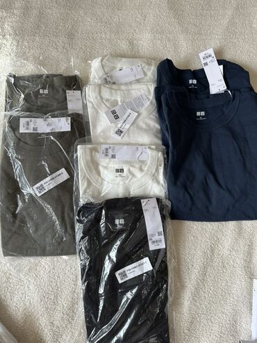 черно белое платье вечернее: Комплект новых однотонных футболок Uniqlo. В наборе представлены