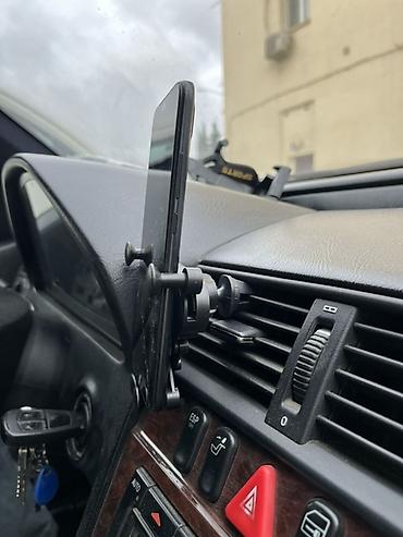 ot bağlaması: Avtomobil üçün havaçıxışına taxılan telefon tutacağı Stokda cəmi 3 — 8