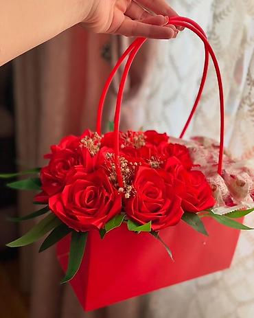 8 mart hədiyəsi: Hədiyyəlik dekorativ gül qutuları - Rəngarəng süni güllərdən — 4