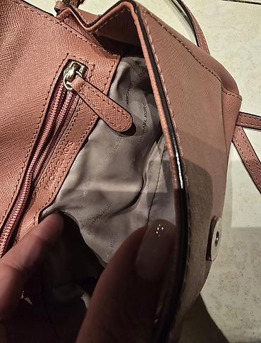 Torbe: MICHAEL KORS mala torba preko ramena, a moze se nositi i u ruci. Neka — 18