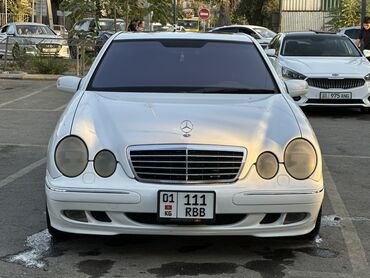 купить мерседес до 5000 долларов: Белый седан Mercedes-Benz E430 с четырьмя дверями и классическим