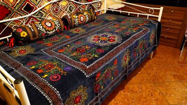 Άλλα αντικείμενα για το σπίτι: Ένα κάλυμμα κρεβατιού και δύο μαξιλάρια. Κεντημένο σε παραδοσιακό — 12