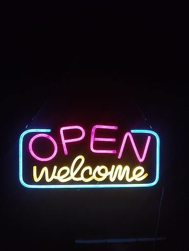 Obyektlər və iş yerləri üçün Neon işıqlı ingiliscə yazılar ilə