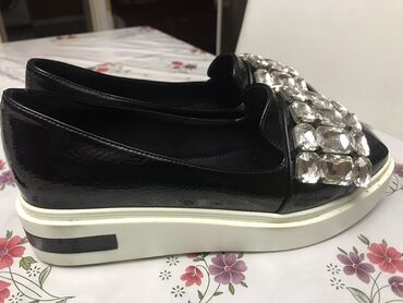 ağ mokasinlər: Rovigo Plus qadın slip-on ayaqqabılar - Rəng: parlaq qara üstlük, ağ