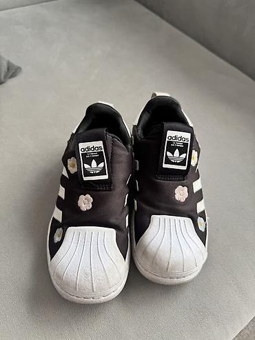 Детская обувь: Детские кроссовки adidas Originals Superstar Slip-On с цветочной — 2
