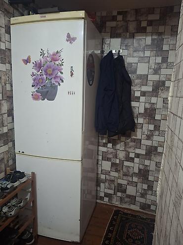 İki qapılı soyuducu – üst hissə soyuducu, alt hissə dondurucu. -