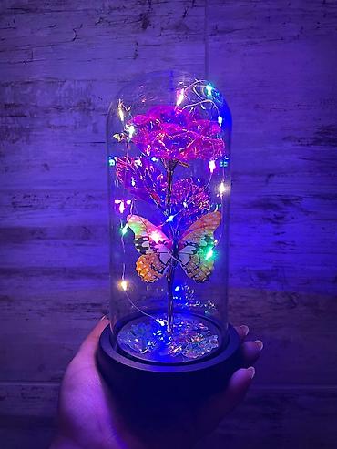 Praznična dekoracija: Večna ruža u staklenom zvonu sa led lampicom 🌹✨ čarobna ruža u — 9