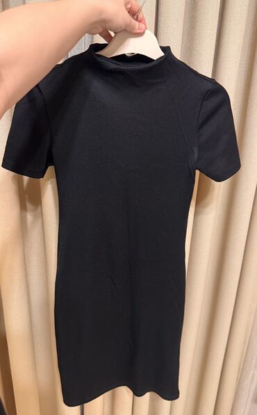 Dəstlər, kostyumlar: Qadın geyim dəsti - Qara qısa qol don: sadə, bədənə oturan siluet — 1