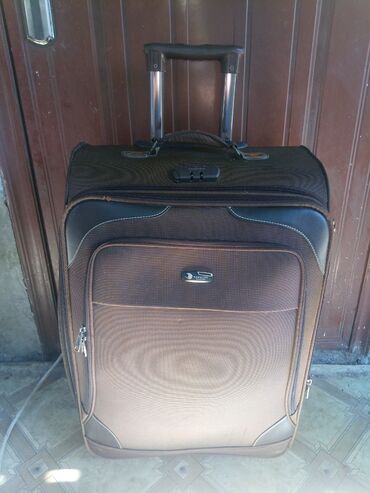 Спортивные сумки: Продаем большой чемодан на колесах покупали в Европе .был использован