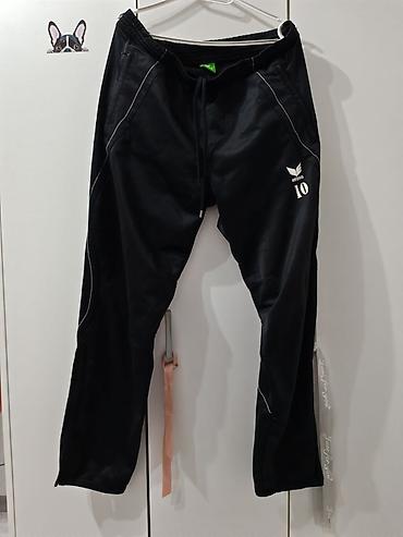Crne sportske pantalone sa brojem 10 i natpisom “only yours” na na lalafo.rs Crne sportske pantalone sa brojem 10 i natpisom “only yours” na