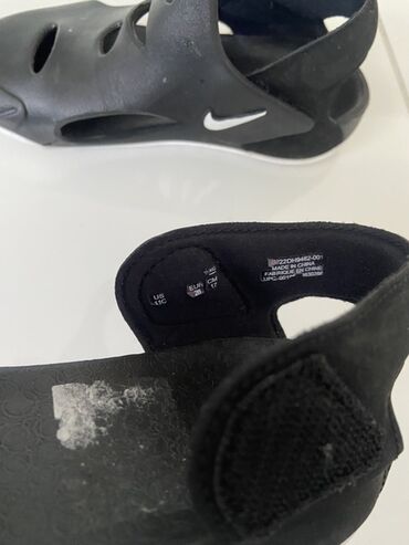 Patike: Komplet dečije obuće koji uključuje bele sportske patike sa čičak — 16