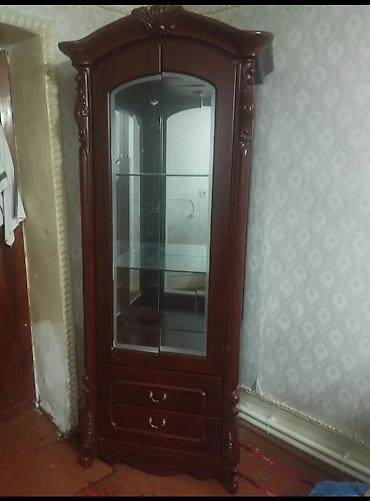 Klassik üslubda vitrin şkaf - Material: tünd qəhvəyi rəngli ağac