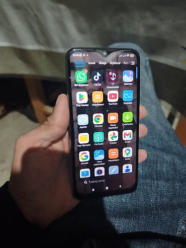 iphone 16 pro gold: Redmi smartfon - Model: Redmi (arka qapaqda “Redmi” loqosu). - Rəng — 2
