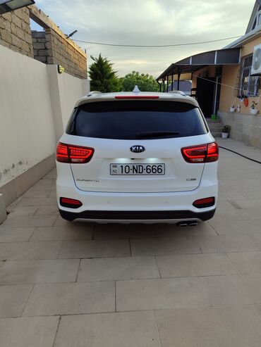 ilkin ödənişsiz avtomobillər: Ağ rəngdə olan Kia Sorento avtomobili. Avtomobilin arxa hissəsində LED