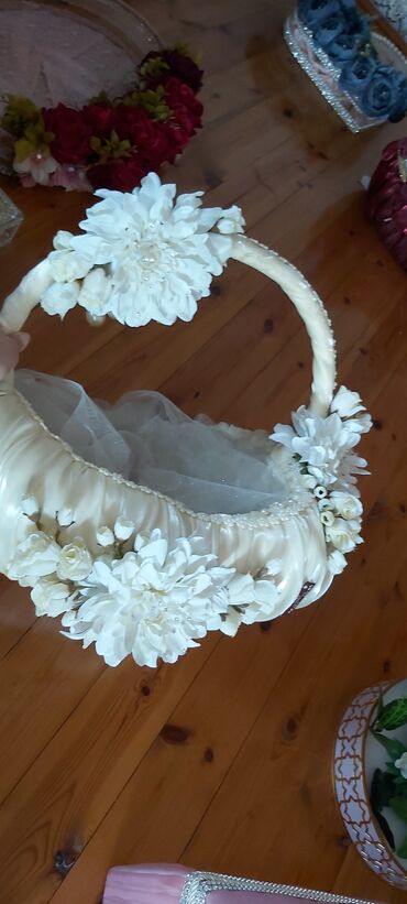 Xonçalar: Toy Nişan ücün dekorativ bəzəkli səbət, krem rəngli atlas parça və ağ — 3