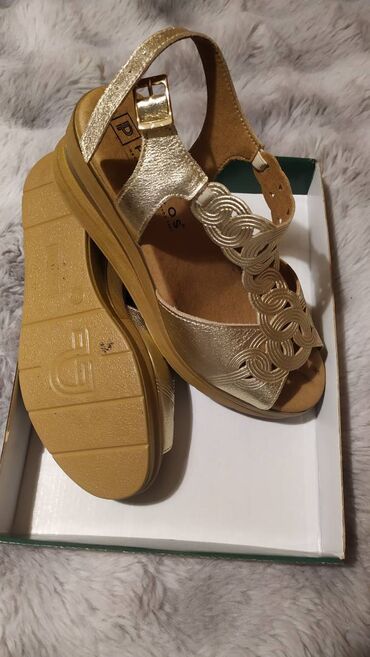 Γυναικεία είδη Υπόδησης: Σανδάλια.

Πολύ άνετα και μαλακά. Μέγεθος 38 — 6