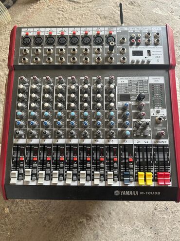 Səs gücləndiriciləri: Yamaha M-10USB mikser pultu. Müxtəlif audio mənbələrini birləşdirmək