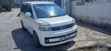 решетка ниссан: Белый минивэн Toyota Voxy в центре. Автомобиль оснащен тонированными