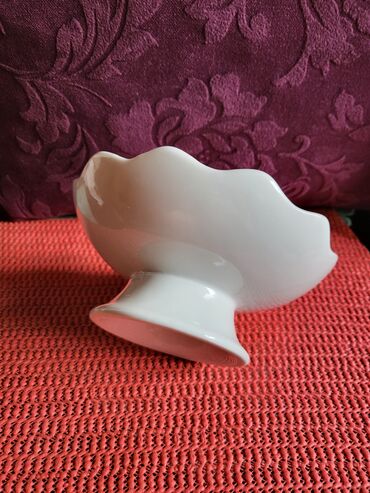 Stare vaze i dekor: Porcelanska nova,vintaz bombonijera. Visina. 6,5cm — 11