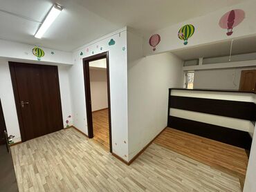 купить коммерческое помещение в бишкеке: Срочно Продаю! КОМ.ПОМ., ЦОКОЛЬ62м2+41м2, 5 МКР102т.$, Цоколь С