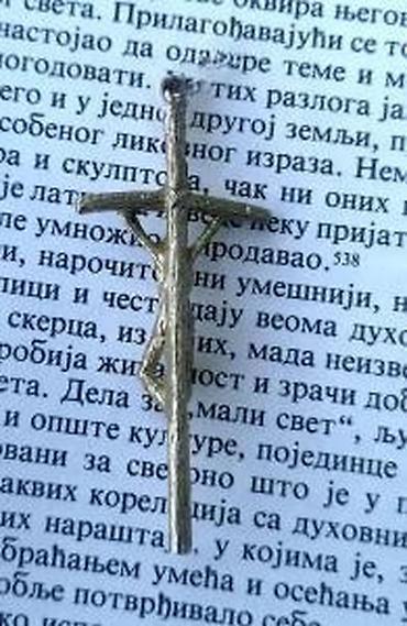 Ostali antikviteti: Dva KRSTa privesci. Privezak krst je lepo izrađen verski dodatak koji — 9