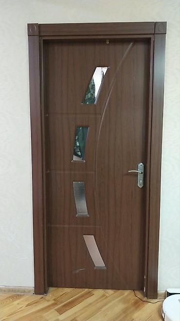 taxda qapi: MDF interyer qapısı – valnöz rəngdə, müasir dizayn. Xüsusiyyətlər: - — 1