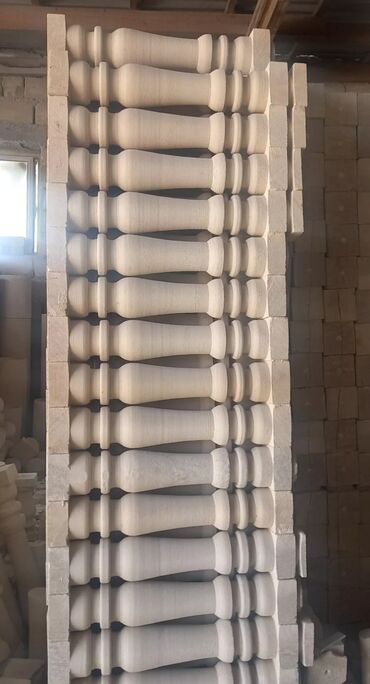 Pilləkən məhəccərləri: Ağ rəngli, müxtəlif formalı və ölçülü dəmir-beton sütunlar. Bu — 41