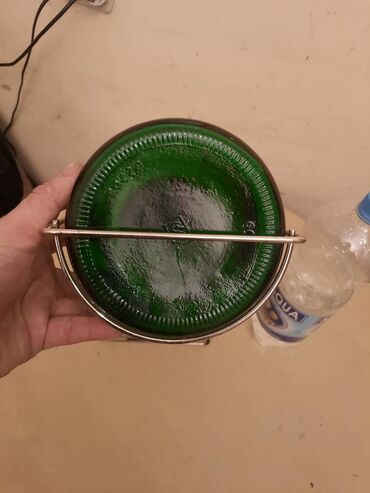 Ostalo posuđe: Velika flasa sa postoljem.
Oko 4,5 l — 2