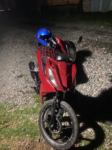 suret qutusu satilir: Qırmızı rəngli skuter/moped Xüsusiyyətlər: - İdman üslublu kuzov