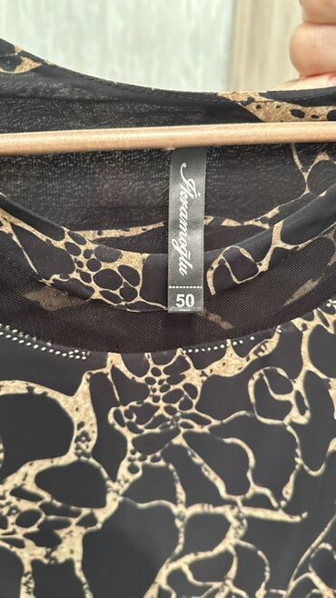 Dəstlər, kostyumlar: Qara rəngdə zərli və mirvari bəzəkli iki hissəli dəst: - Üst: qısa — 12