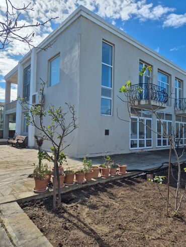 Həyət evləri və villaların satışı: Novxanıda, Görədil dəmir yolu stansiyasına piyada 10-15 dəqiqəlik — 2