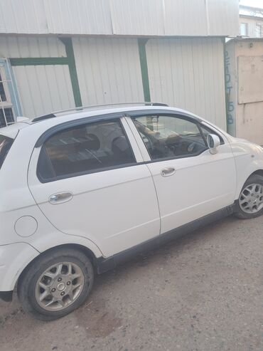 опель внедорожник: Белый хэтчбек Chevrolet Spark, идеально подходящий для городских