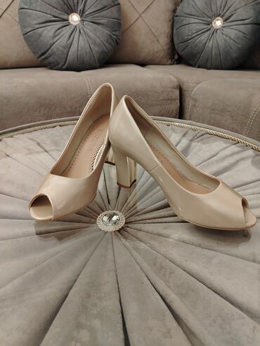 gün eynekleri: Brend: Kozeta Model: Açıq burunlu qadın tuflisi Rəng: Bej/nude, laklı