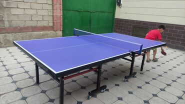 настольный теннисные ракетки: Стол для настольного тенниса с синей игровой поверхностью и белой