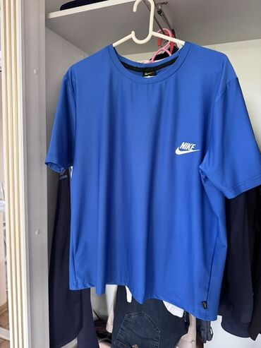 спортивные штаны оригинал: Синяя футболка Nike с коротким рукавом, выполненная из дышащего
